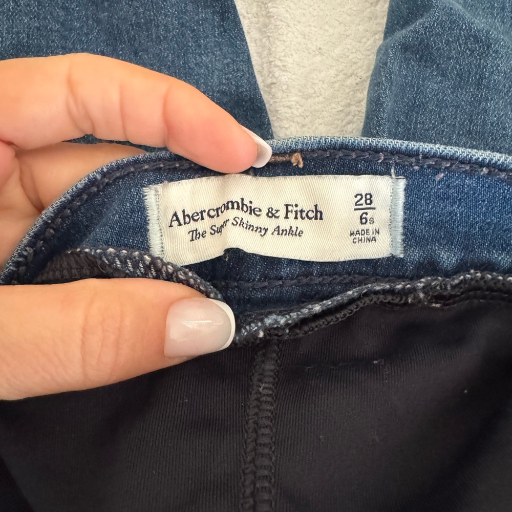 Abercrombie & Fitch Women's Ripped Blue Skinny Jeans (petite) - Picture 6 of 6